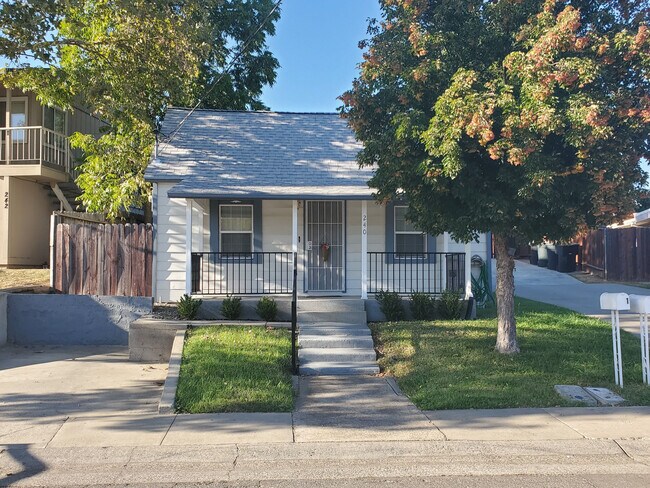 Primary Photo - Central Roseville Bungalow 2 bedroom 1 Bat...