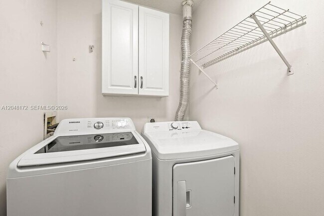 Building Photo - 1542 N Lawnwood Cir