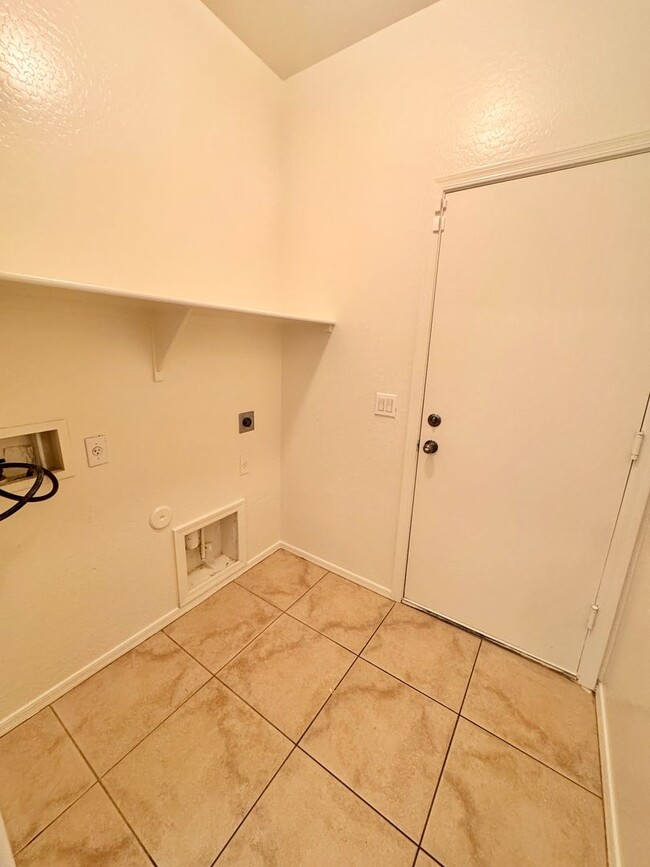 Building Photo - 314 S 117th Dr