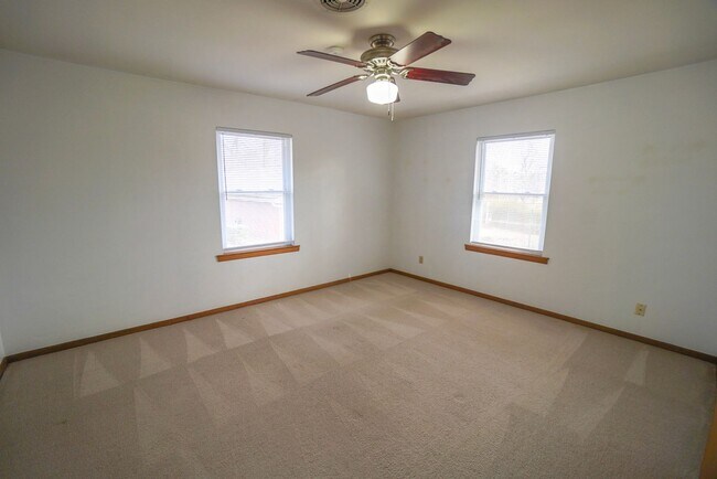 Building Photo - 906 Carey Dr