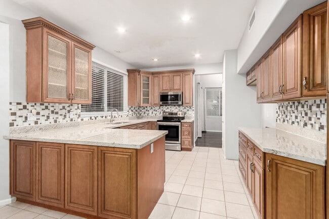 Building Photo - 4 bedoom home with private pool