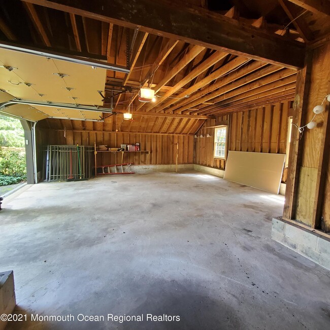 Building Photo - 16 E Larchmont Dr