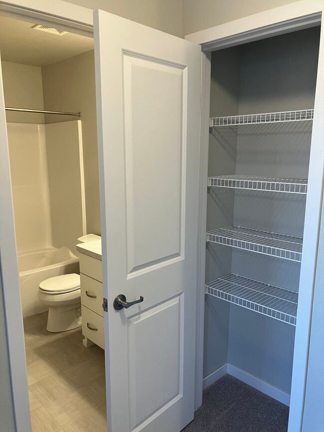 Building Photo - 3 Bed 3 Bath Twin Home