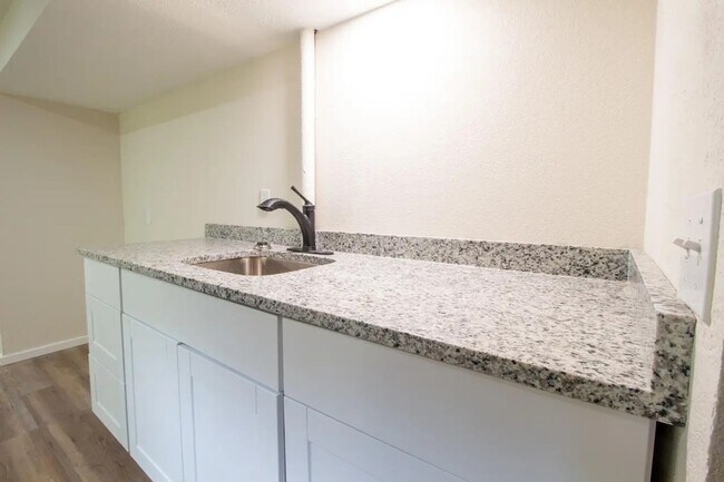 Building Photo - 4 Bedroom 3 Bathroom 2 Car Garage