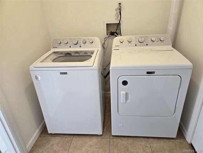 Building Photo - 451 E Pine St