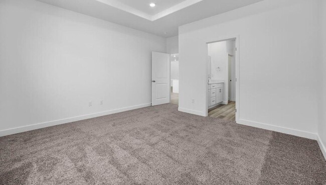 Building Photo - Room for Everything! 5 Bedroom Plus Den Home in Long Valley