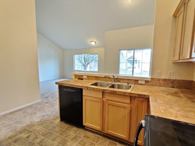 Building Photo - Townhome w/ New Paint