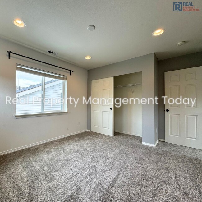 Building Photo - MOVE IN SPECIAL $300 OFF!! 1 Great 3 Bedro...