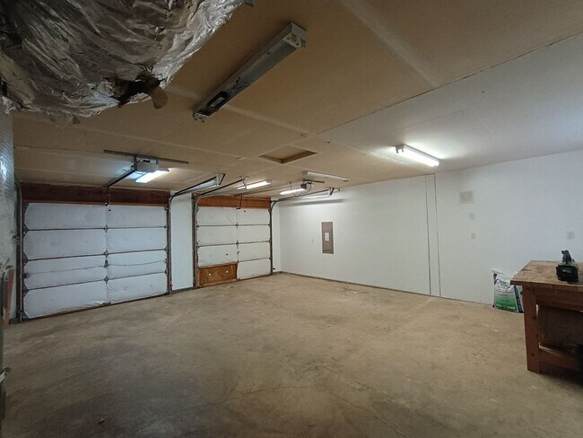 Building Photo - Rare Lakefront Retreat