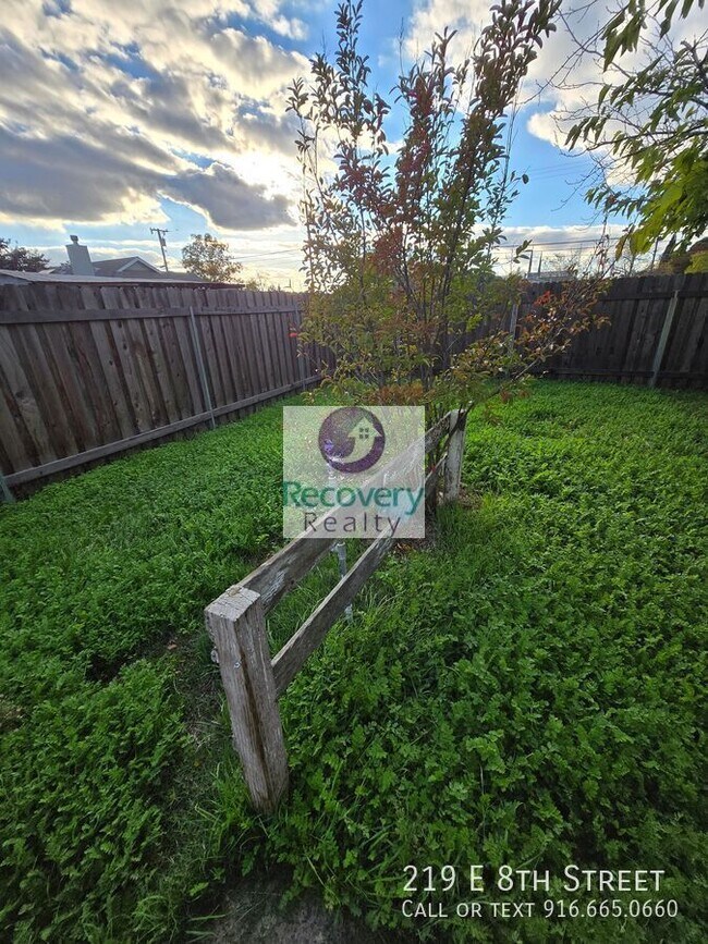 Building Photo - 219 E 8th St