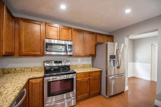 Building Photo - 704 Putt Ln