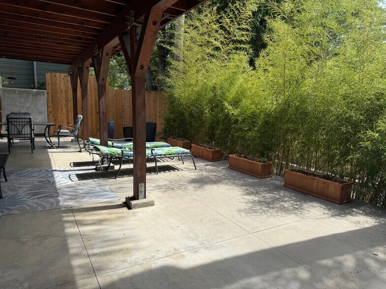 Building Photo - 966 Manzanita St