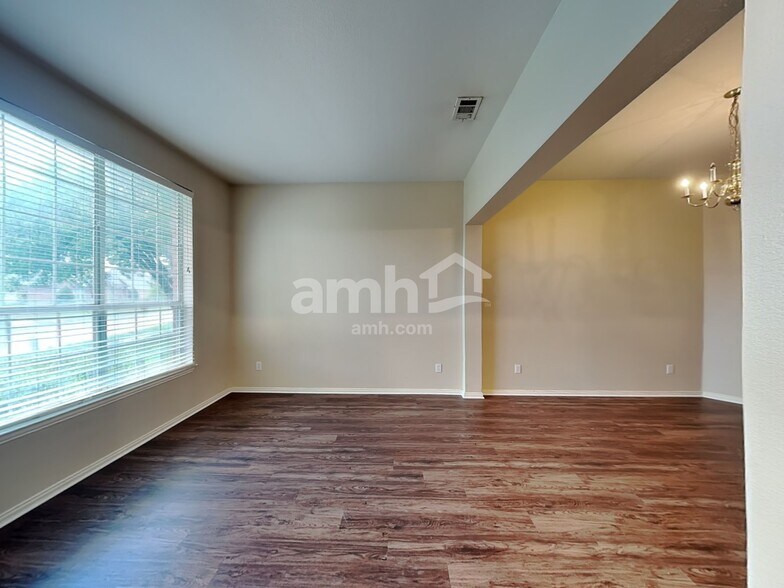 Building Photo - 2430 Fieldcrest Dr