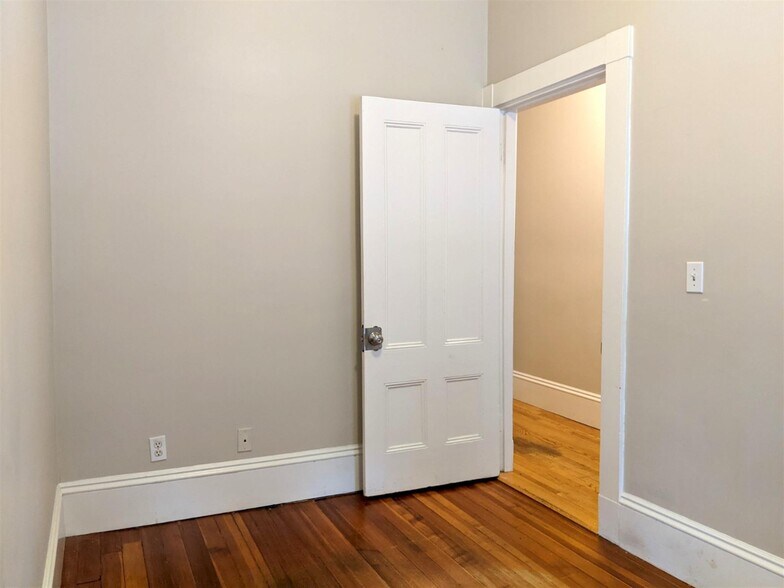 Building Photo - 18 Park Ave