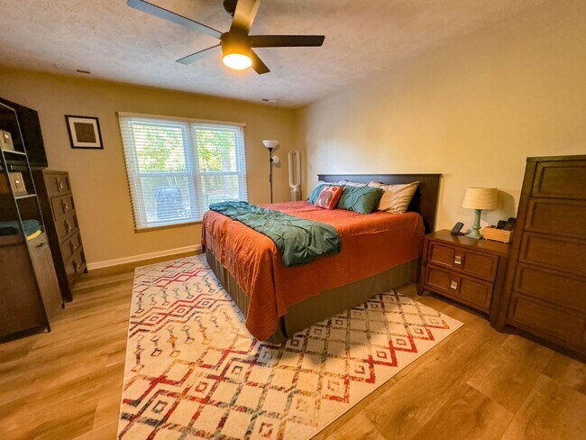 Building Photo - Coming Soon! 3 Bedroom 2 Bathroom-Dogs okay!