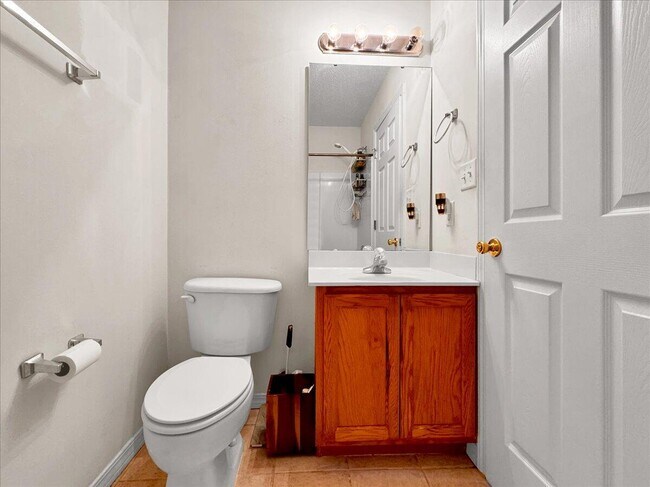 Building Photo - 994 Scenic Oak Ln
