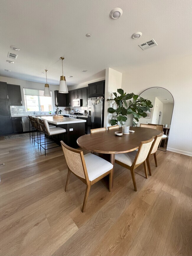 Building Photo - 1233 Sunrise Vw