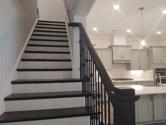 Building Photo - Move-in ready Townhome located in Blanchar...