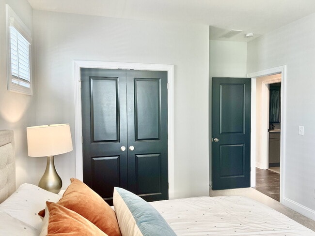 Building Photo - LUXURY TOWNHOME near Southend