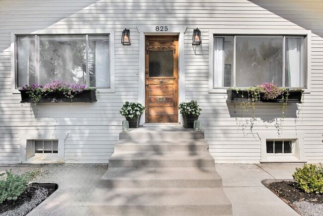Building Photo - Elegant 1BR Basement Suite in Downtown His...
