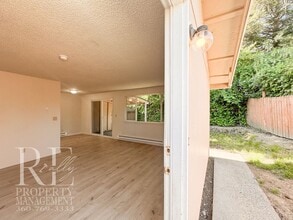 Building Photo - Refreshed 3-Bed Hefner Home with Private Lawn & Covered Parking