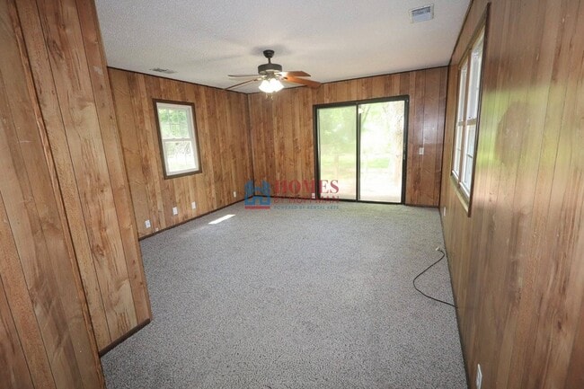 Building Photo - Three bedroom House | Two Bathroom