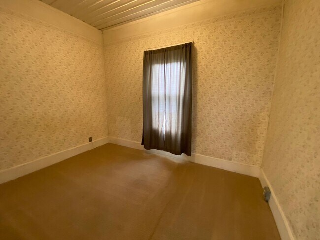 Building Photo - Historic 2+ Bedroom 1.5 Bath House in Oakland