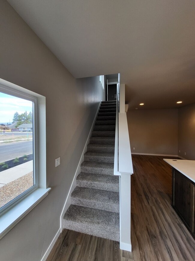 Building Photo - 61570 SE Lucia St