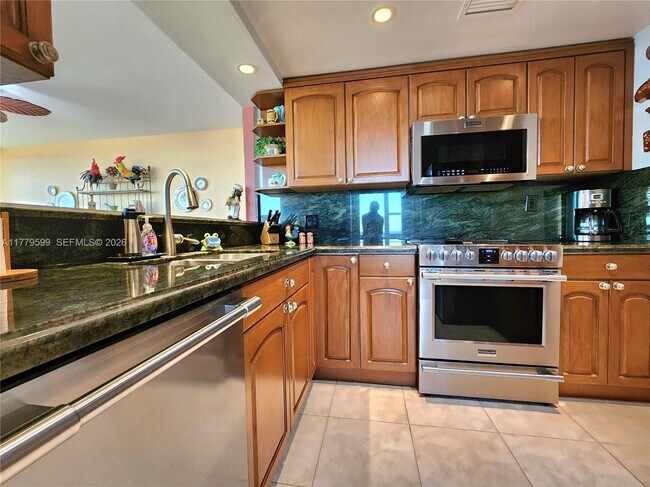 Building Photo - 3505 S Ocean Dr