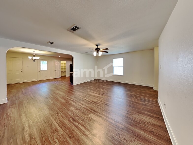 Building Photo - 1938 Cross Oaks Dr