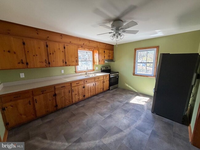 Building Photo - 18 C AND P Ln N