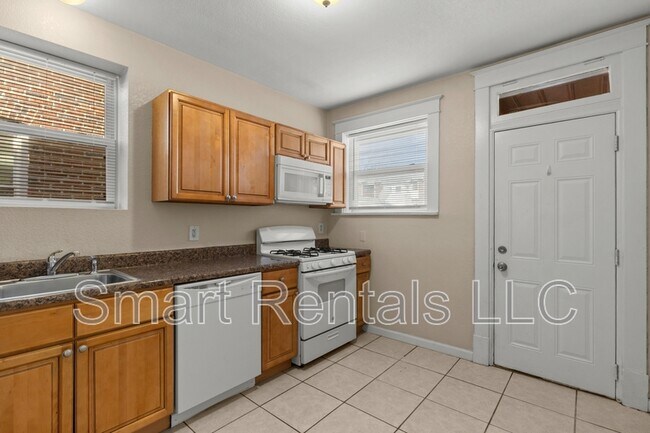 Building Photo - 5065 Lindenwood Ave