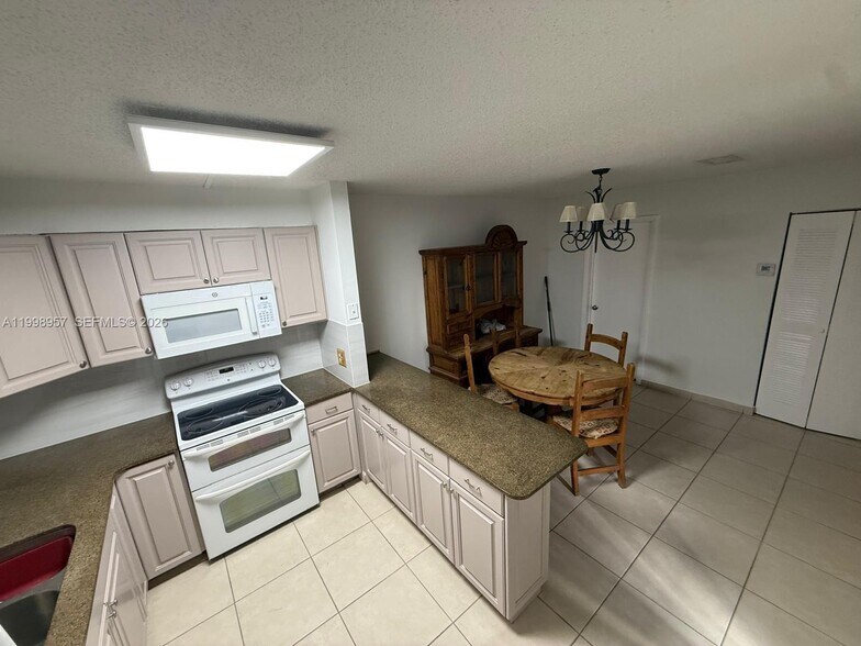 Building Photo - 1544 Forest Lakes Cir