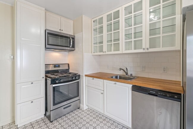 Building Photo - Cute, Comfortable and Convenient Apartment...