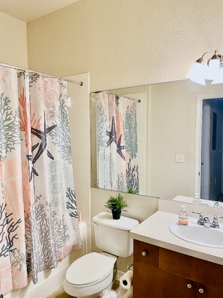 Building Photo - 2200 Ladora Dr