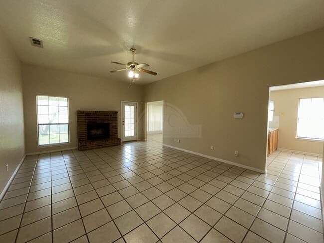 Building Photo - 405 Diana Ln