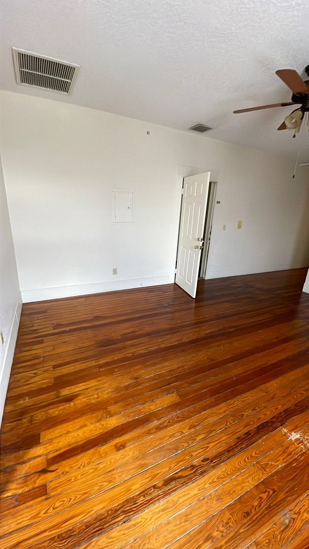 Building Photo - Spacious 2/2 Apartment in Heart of Umatilla!