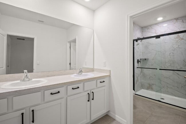 Building Photo - "Spacious 3-Bedroom Townhouse Oasis with 2.5 Baths in Serene Apollo Beach!"