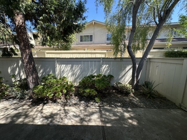 Building Photo - 2077 Village Ln