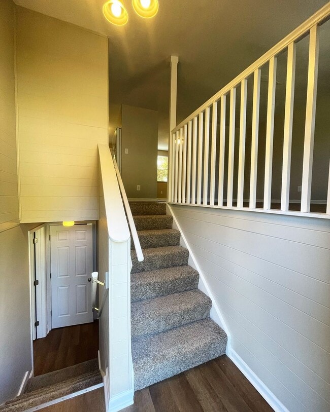 Building Photo - Newly Renovated Hillview Bi-Level!
