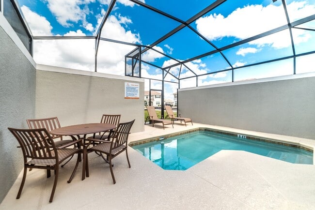 Building Photo - For Rent - Pool Townhome with 5 Bedroom 4 ...