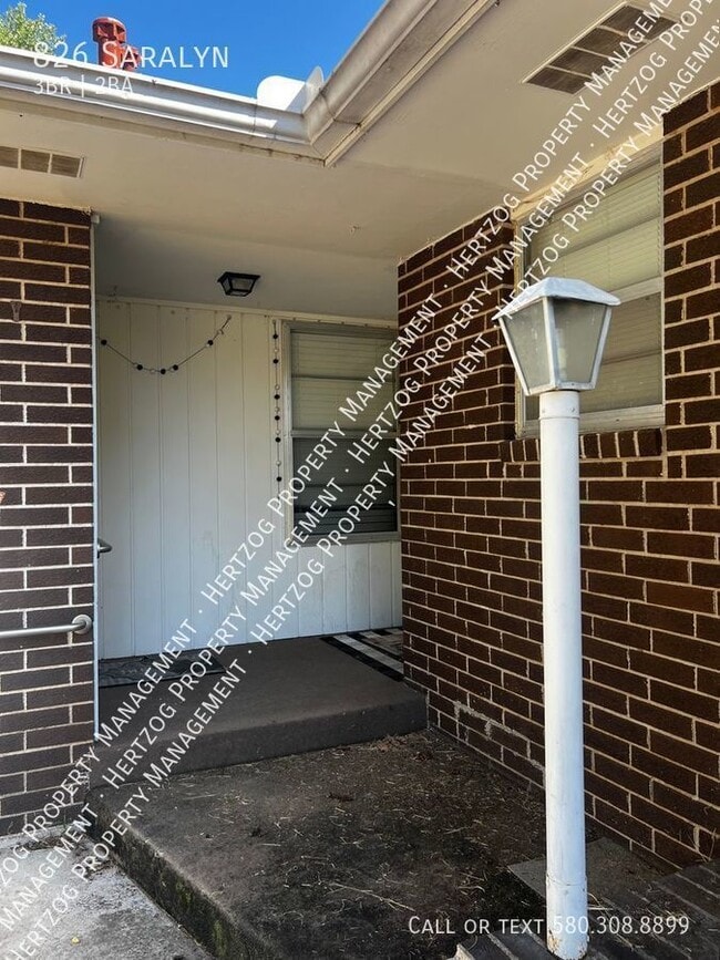 Building Photo - 826 Saralyn-