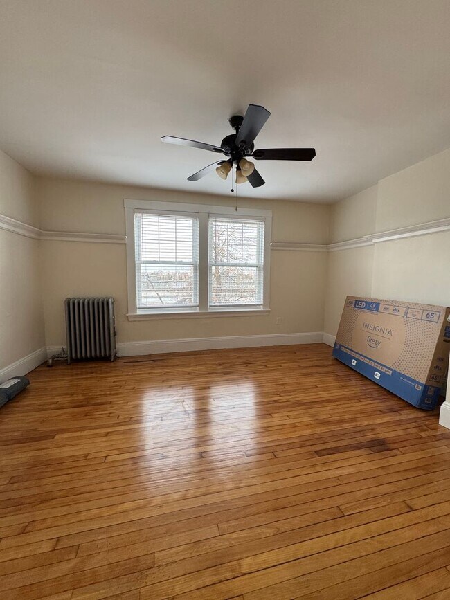 Building Photo - TOWNHOUSE FOR RENT!  ALLSTON 7 BED WITH YARD & LAUNDRY IN UNIT avail 9/1/2026