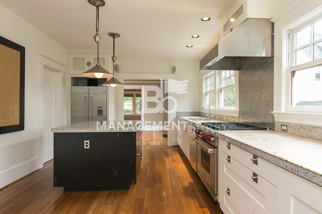 Building Photo - Stunning Historic Bungalow Just Minutes From City Center!