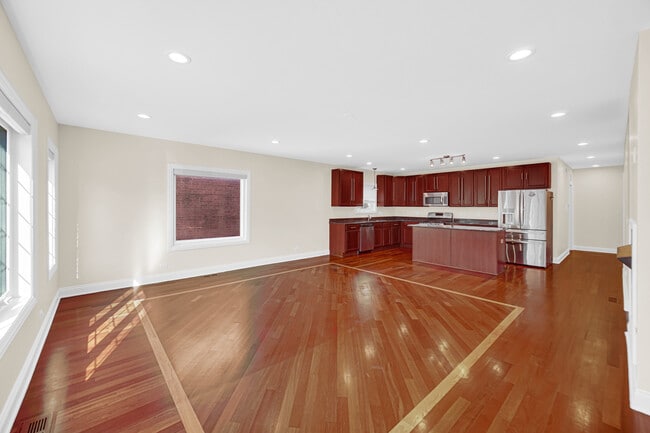 Building Photo - 548 E 50th St