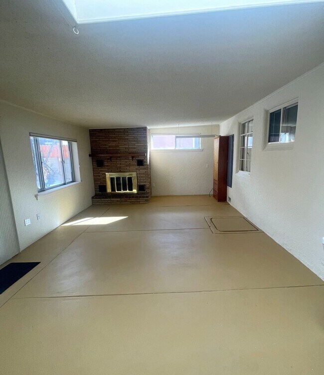 Building Photo - Casa Alegre 2 bedroom, 1 bath on Osage. Ha...