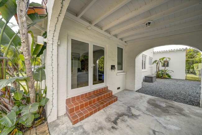 Building Photo - 1212 Medina Ave