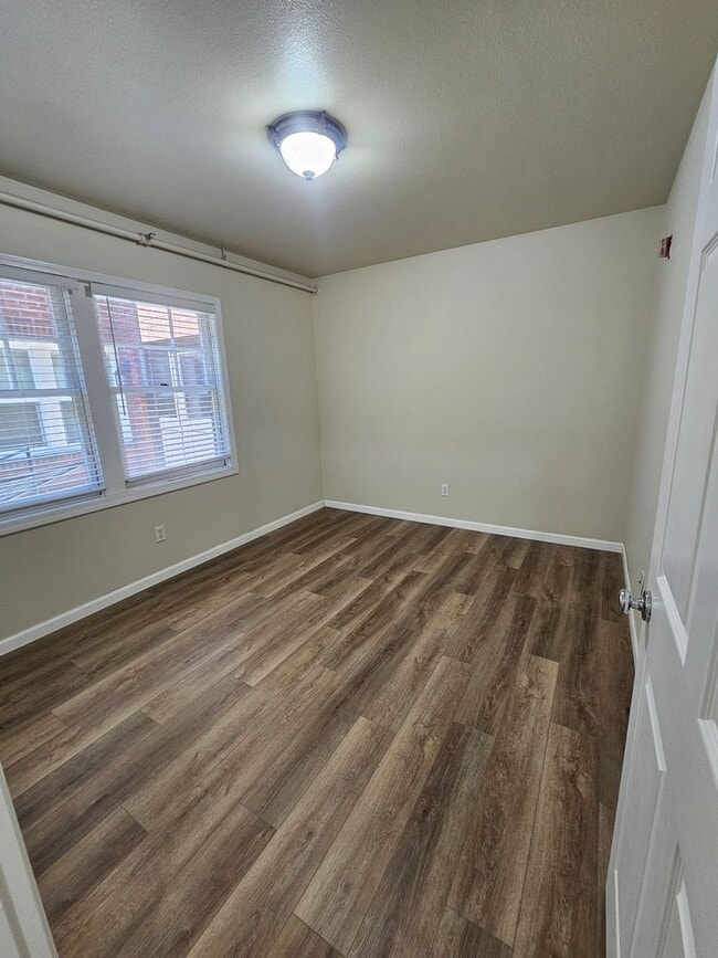 Building Photo - Charming 1 Bedroom, 1 Bath Large Apt in In...