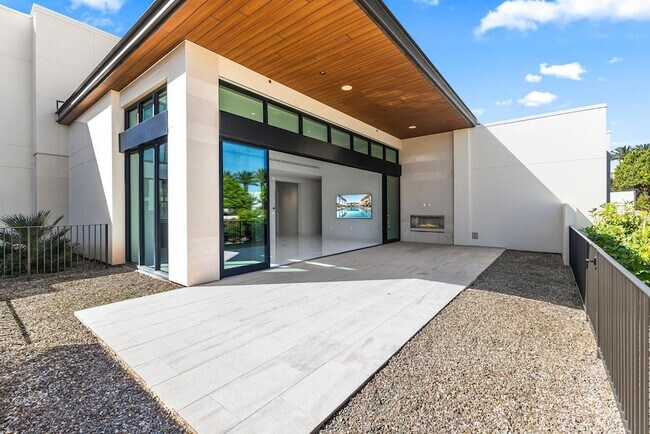 Building Photo - 6587 N Palmeraie Blvd