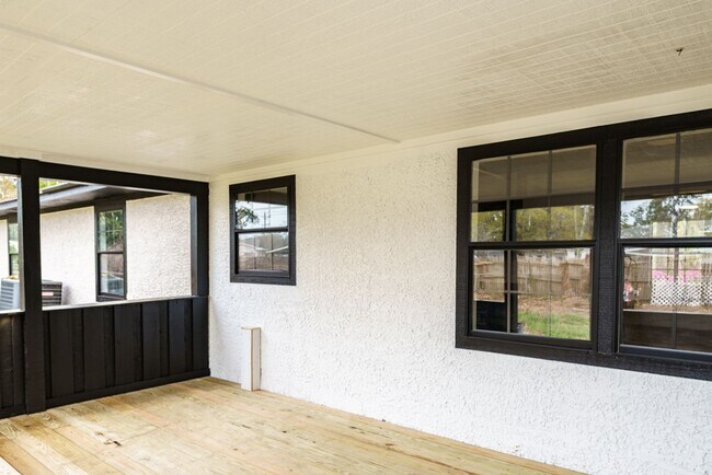 Building Photo - 3BR Home in Shell Point – Sunroom | Garage | Prime Location